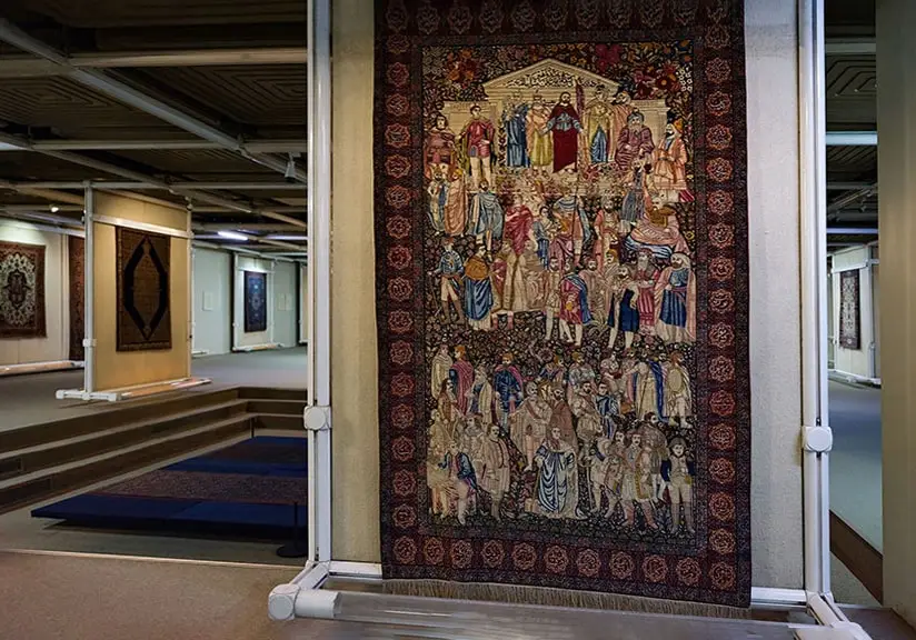 تصویری از فضای دخلی زیبای موزه ملی فرش